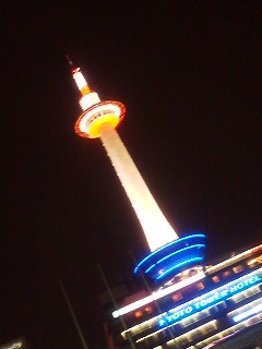 夜の京都タワー。朝よか活き活きしてるな…