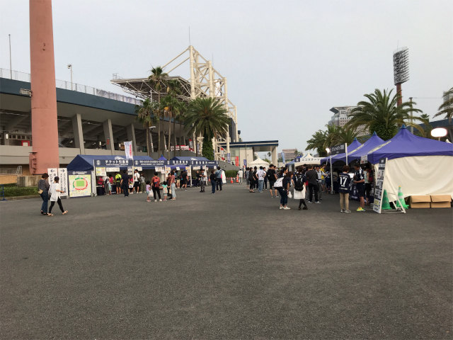 すぐ左側にスタジアムが見えてきます