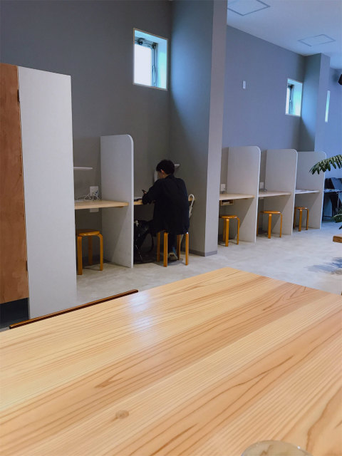 ノマドワーカーやフリーランスの方にも嬉しいワークスペースを兼ね備えたカフェ&コワーキングスペースとなっています
