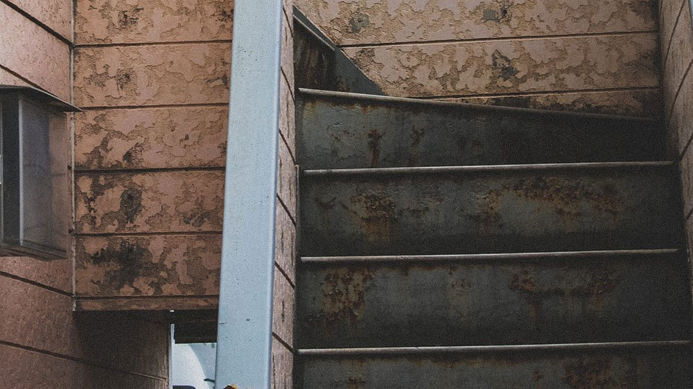 夜も遅いので、誰も読まないであろう、本当は怖い普通の階段の怪談。