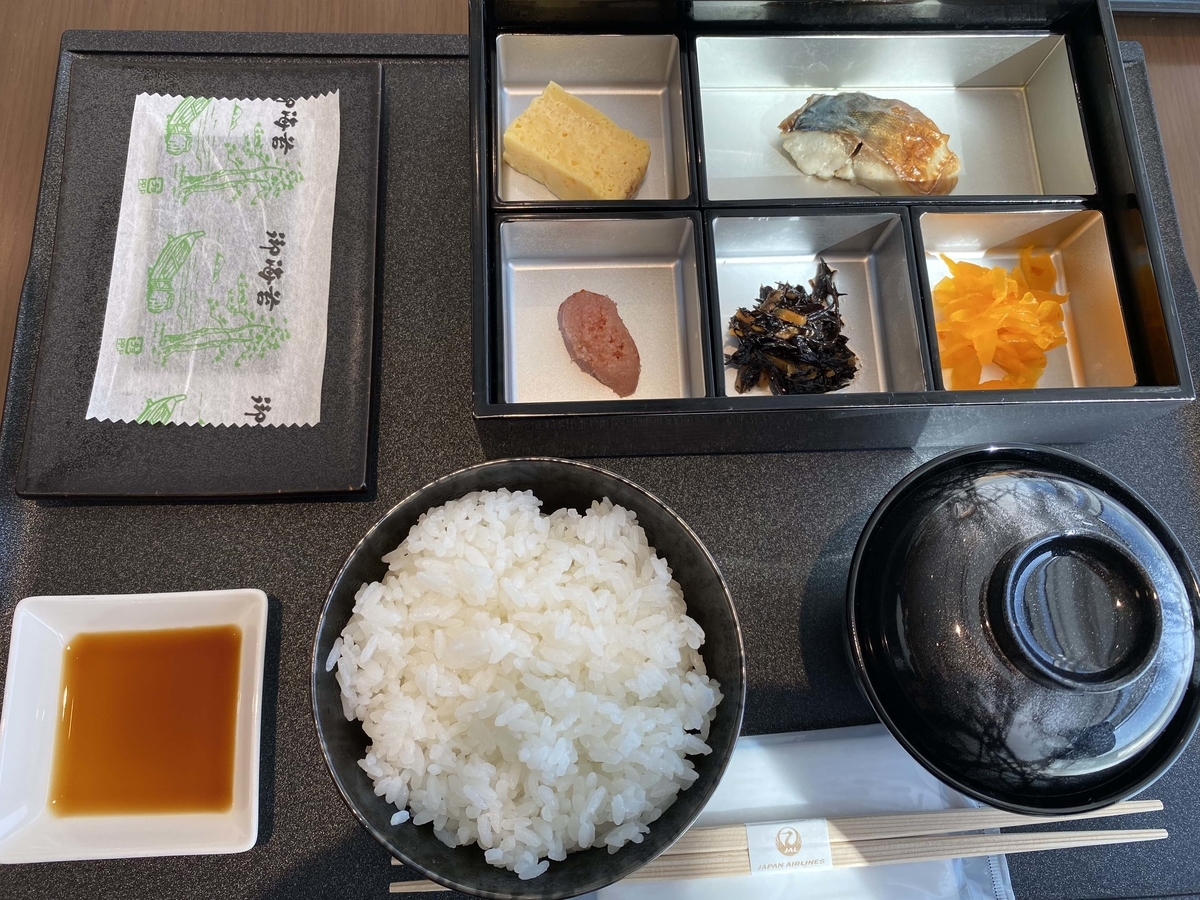 空港ラウンジの和朝食