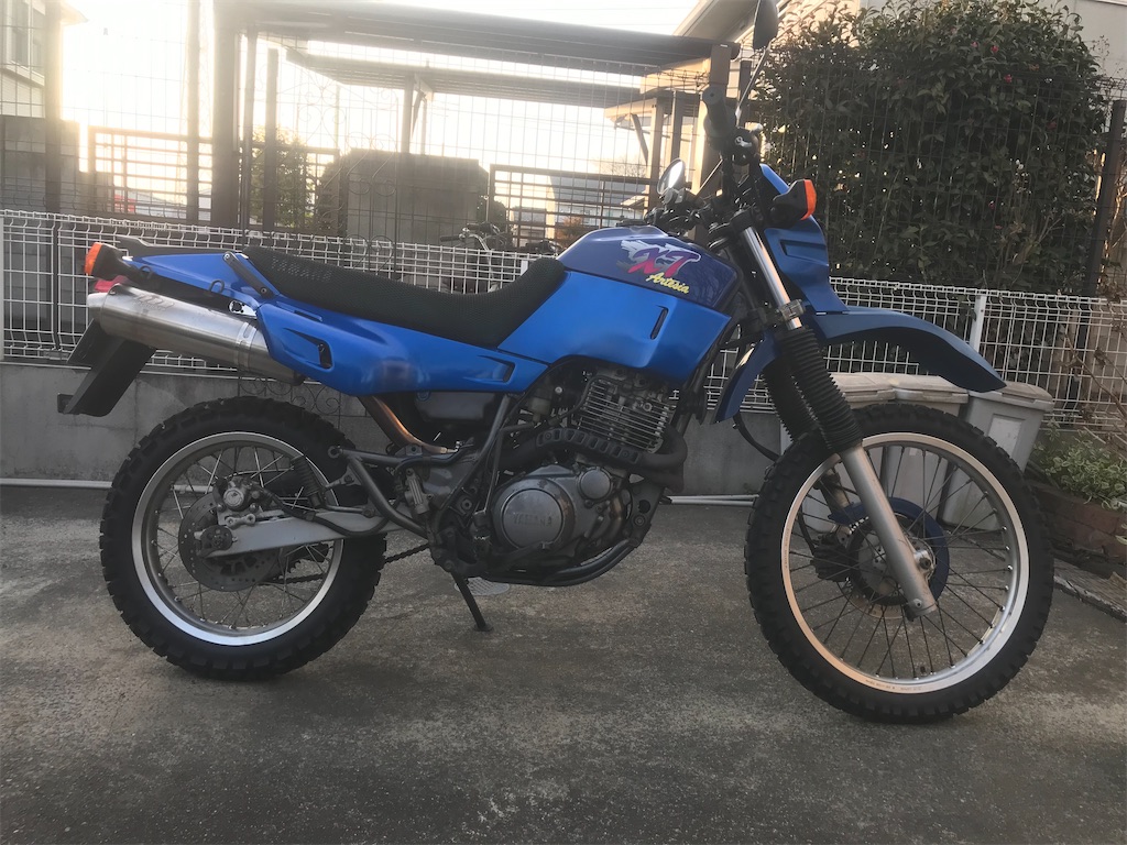 XT400e アルテシアの外装を塗った！ - Una strada
