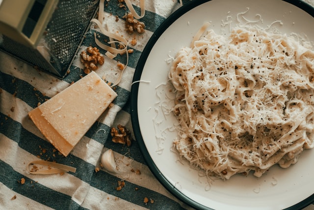 チーズパスタが置かれている様子