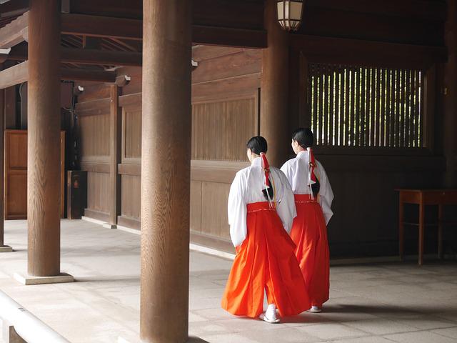伊勢神宮で歩く巫女