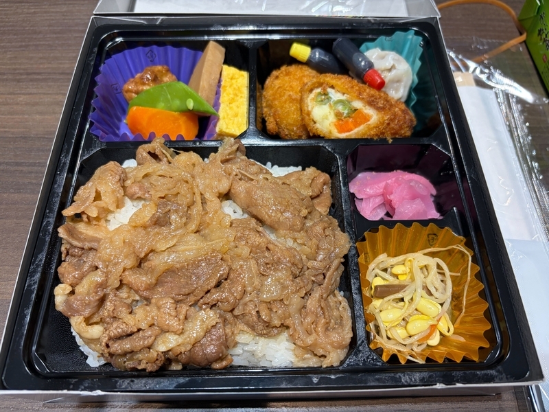 運営から支給されたランチ