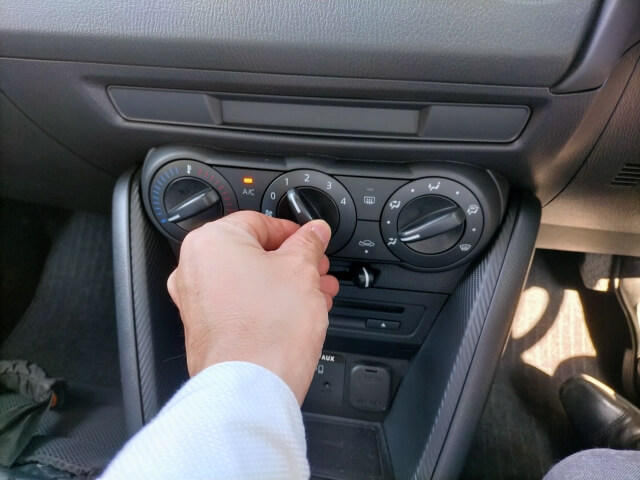 車 エンジンかけっぱなし 何時間 エアコン