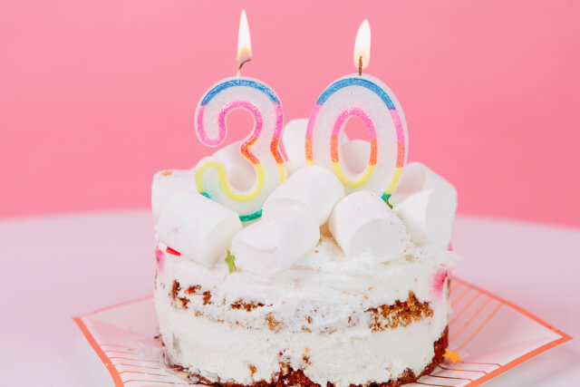大人は何本立てる？誕生日ケーキのろうそく問題を解決！意味や選び方と