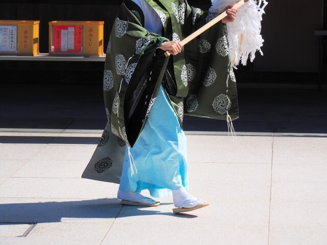 厄払い 服装 スニーカー