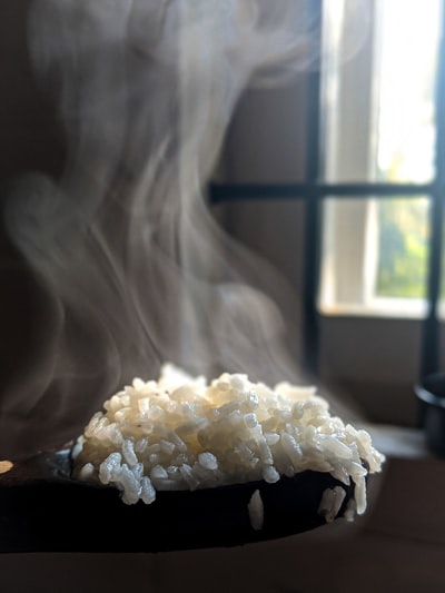 湯気の立ち上る白米