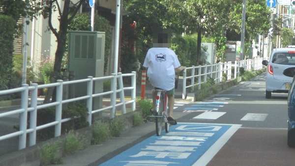 駐 車場 車 の 後ろ 自転車