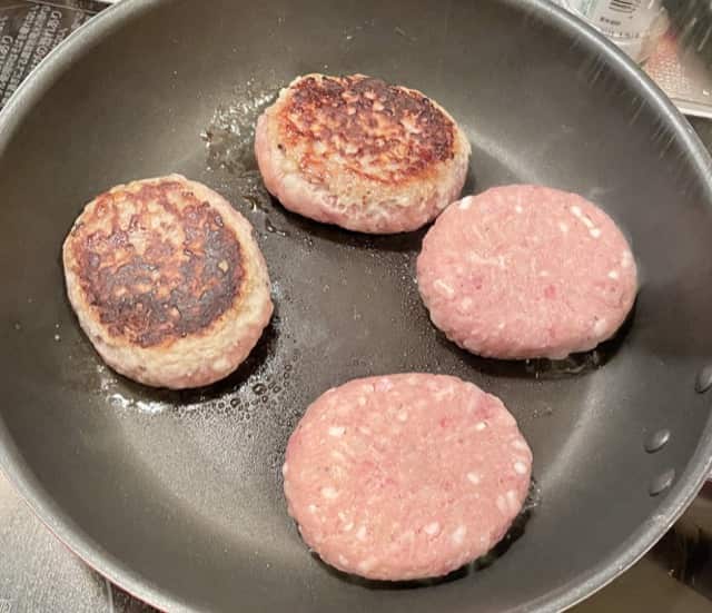 常陸牛と安福ハンバーグを同時に焼いてます