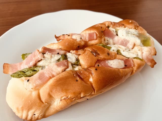 三星 ベーコンとアスパラのパン