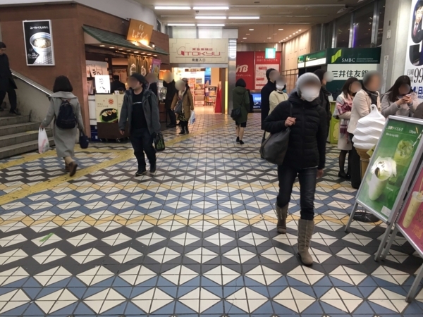 東急百貨店（渋谷）南館の入り口 モザイク