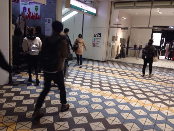 東急百貨店（渋谷）西館の入り口 モザイク