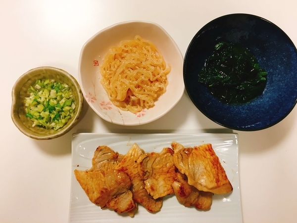 豚ロース焼き肉ねぎ塩だれ添え、ほうれん草とわかめのおひたし
