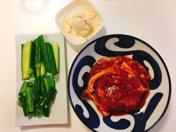 さばのトマト煮、生野菜のクリームチーズディップ