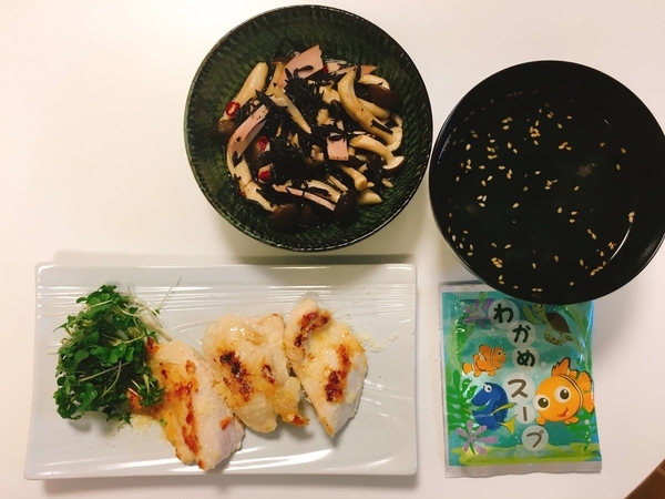 とりむね肉の粉チーズ焼き、しめじとひじきの洋風炒め