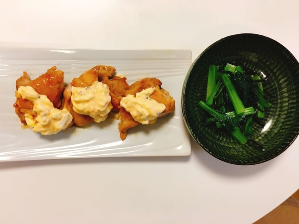 照り焼きチキンタルタルソースがけ、小松菜の塩昆布あえ