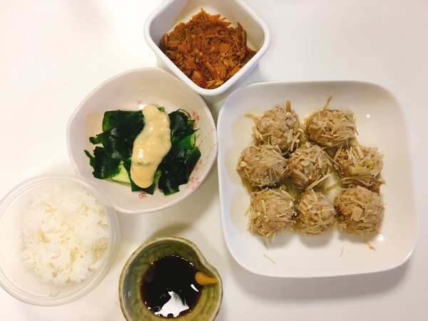 豚ひき肉とえのきのレンジ蒸し、きゅうりとわかめの香味みそだれ