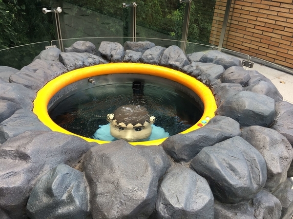 藤子・F・不二雄ミュージアムの泉にいる「きれいなジャイアン」