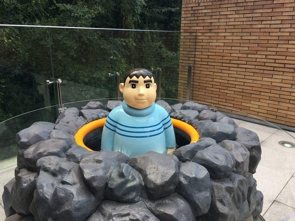 藤子・F・不二雄ミュージアムの泉にいる「きれいなジャイアン」