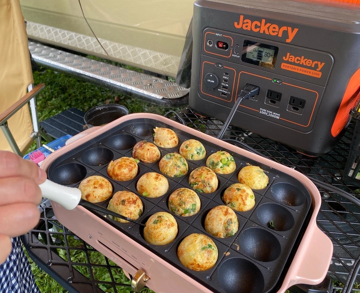 タイヤテーブルの上でたこ焼きを作る。