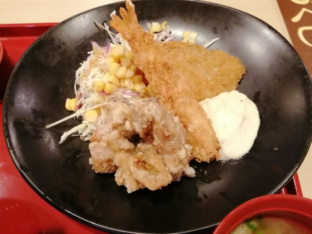 f:id:glglsti2019:20191111144200j:plain 食レポするジョイフル(Joyfull)の日替わり昼膳(土曜日:ミックスフライ膳)のミックスフライ
