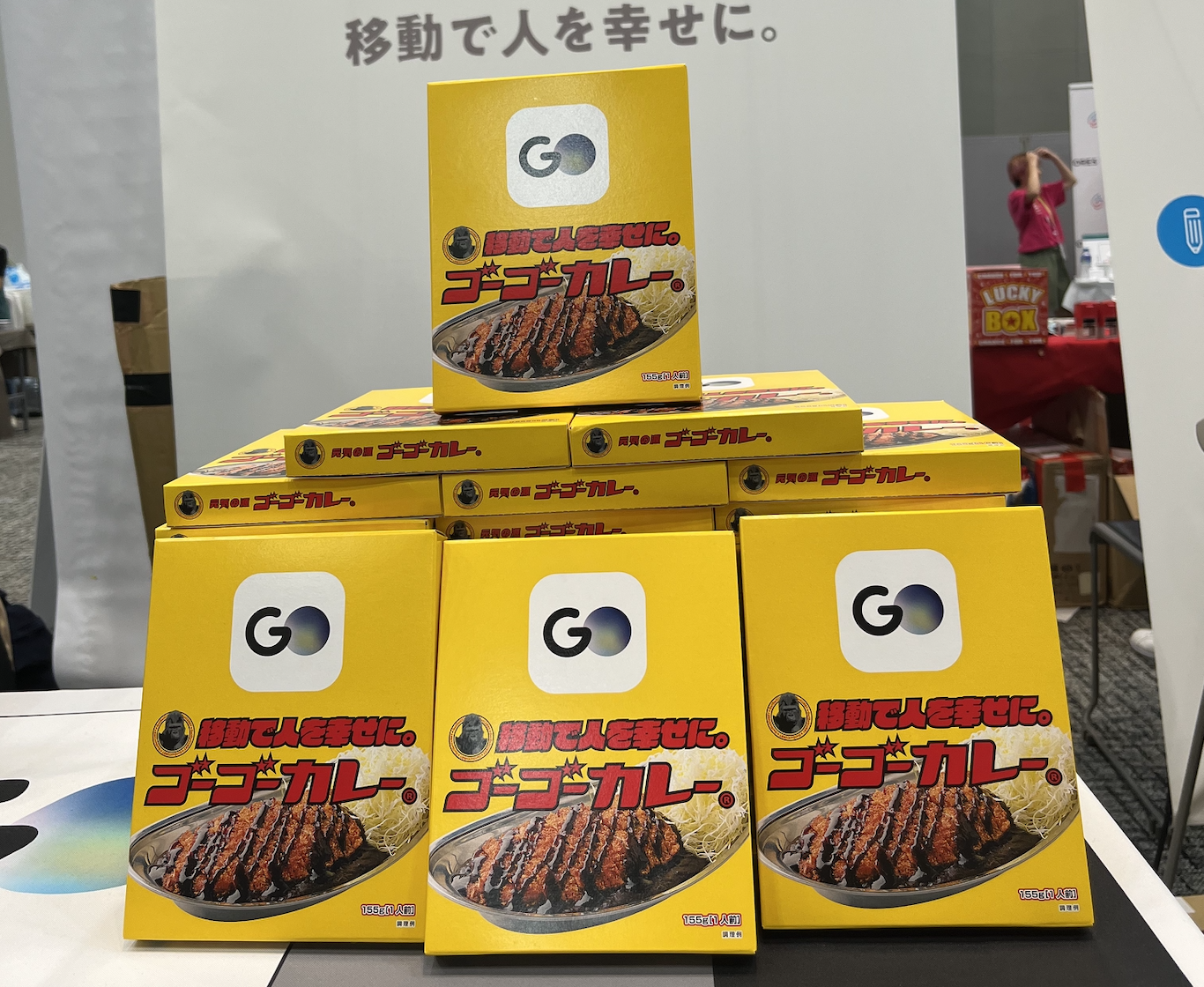 『GO』のロゴと、弊社のミッションが入ったゴーゴーカレー
