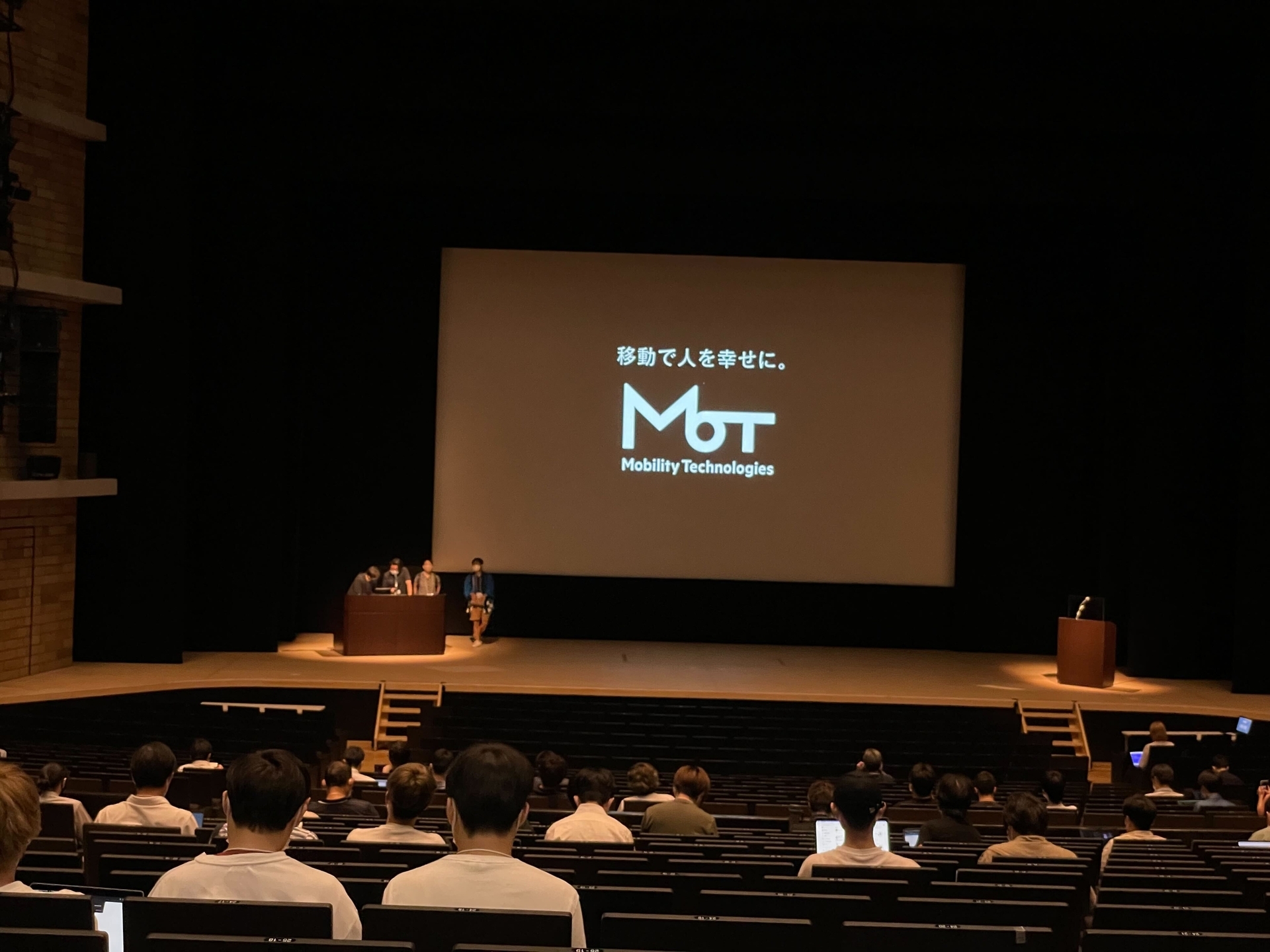 大ホールでMoTの紹介動画が流れる様子
