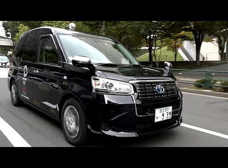 走行中のJPN TAXI(金行灯が目印です！)