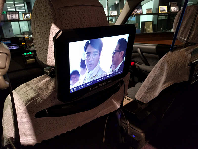 **1. お客様が乗車すると自動的に広告再生がスタート**