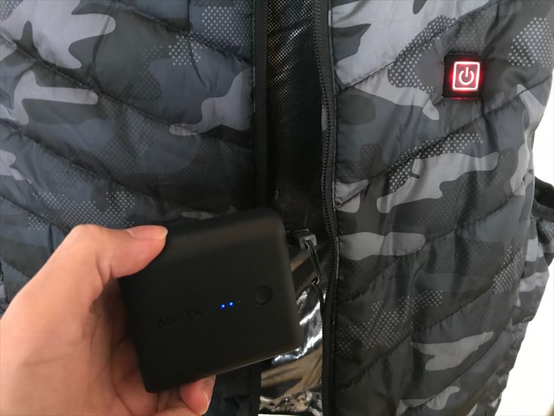 電熱ベストをモバイルバッテリーに接続