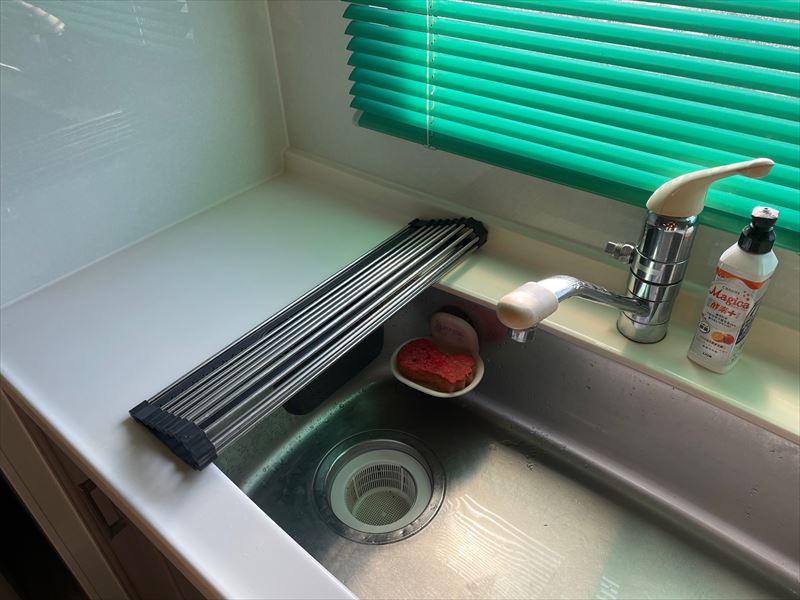 折りたたんだ状態の水切りラック