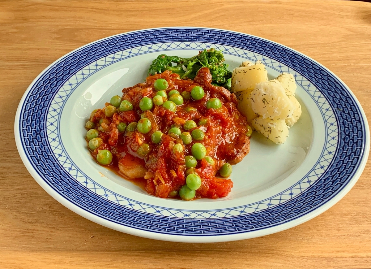 豚肉とうすいえんどうのトマト煮