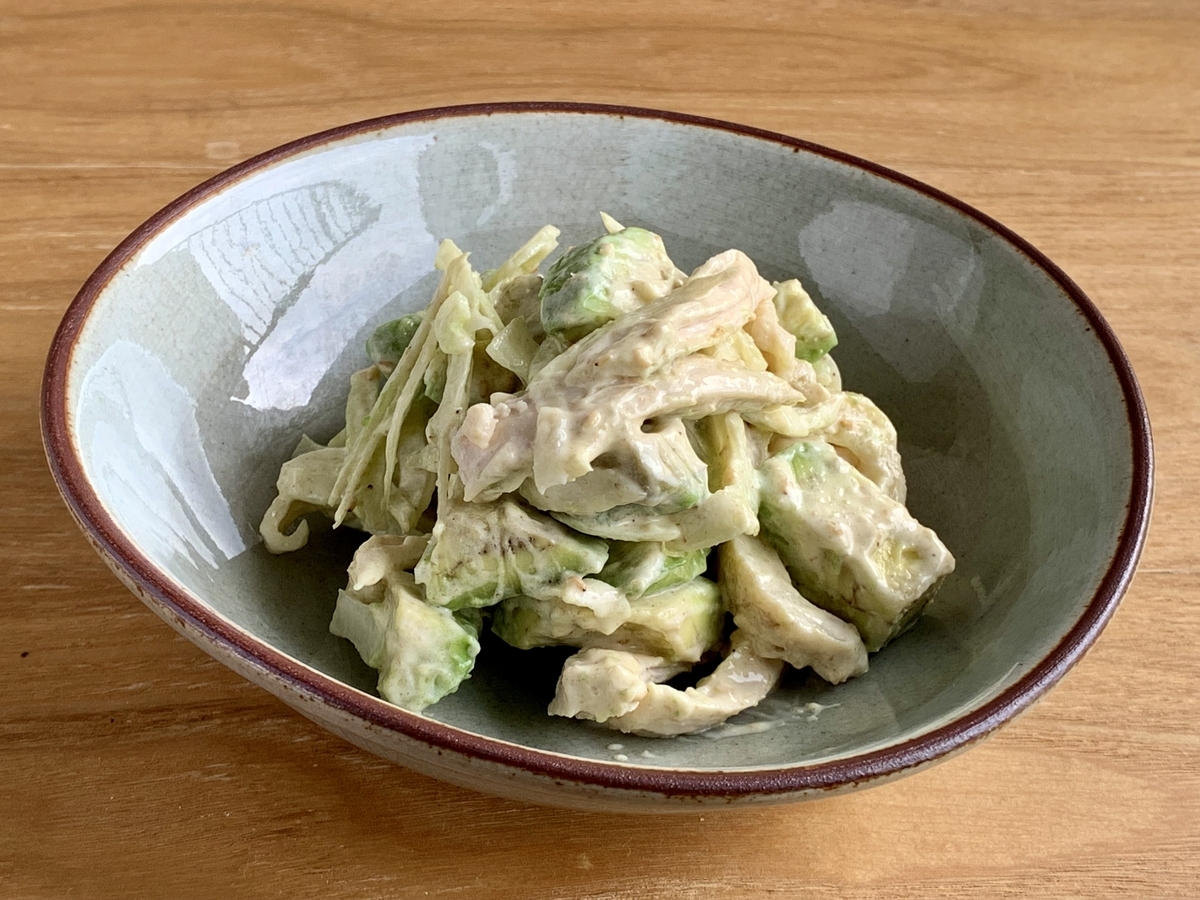 蒸し鶏とアボカドのごまマヨサラダ