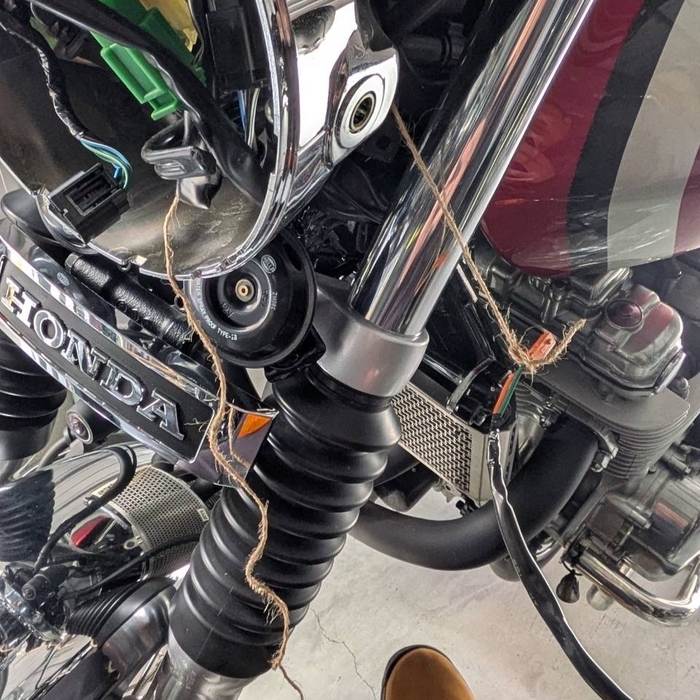 ホンダ CB1100EX用 サイドカバー左右 と フロントウインカーステー　即納 ホンダ CB1100EX用 サイドカバー左右 と フロントウインカーステー