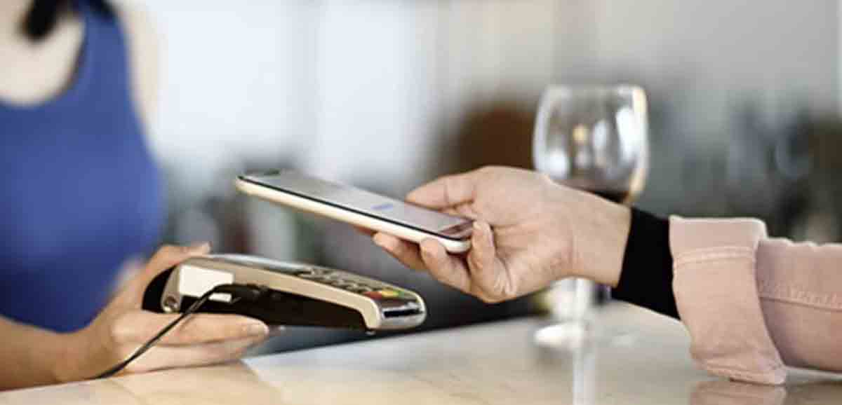アメックスのタッチ決済（Apple Pay）スマートフォン