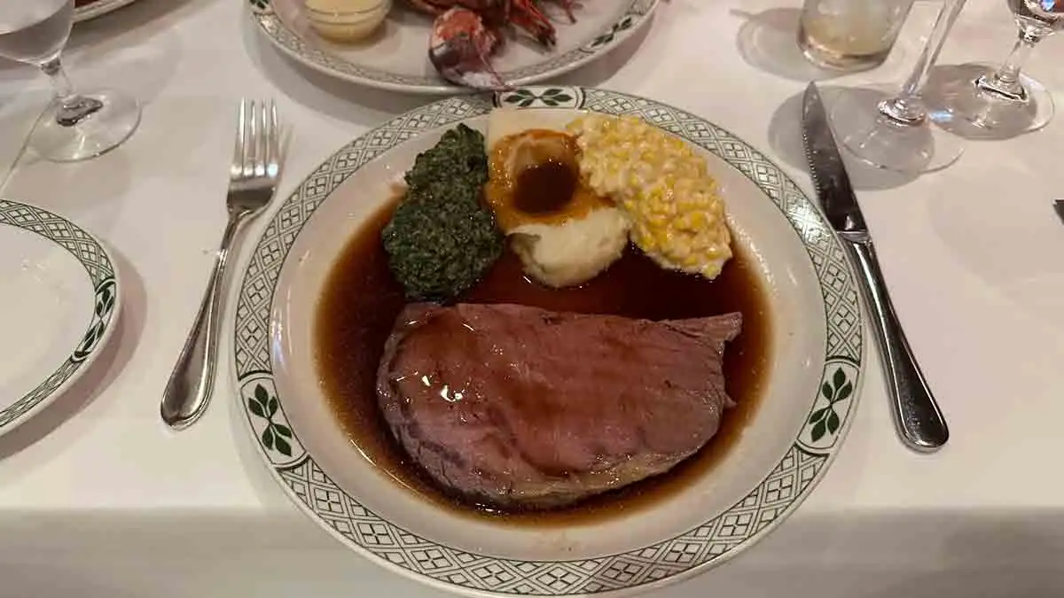 アメックスプラチナのコンシェルジェで予約したレストランでの食事風景