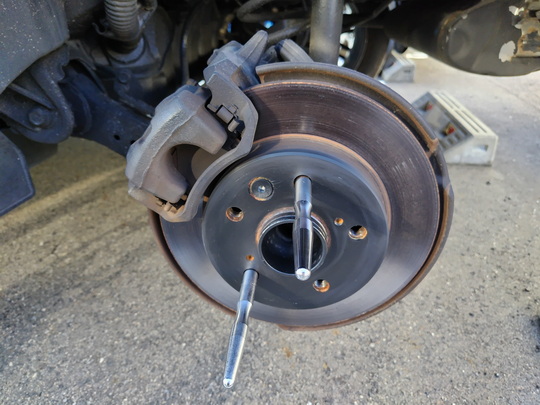 TTR　直接取引スタッドレス スタッドレスタイヤに交換します！ | スタッフ日記 | コクピット 名取