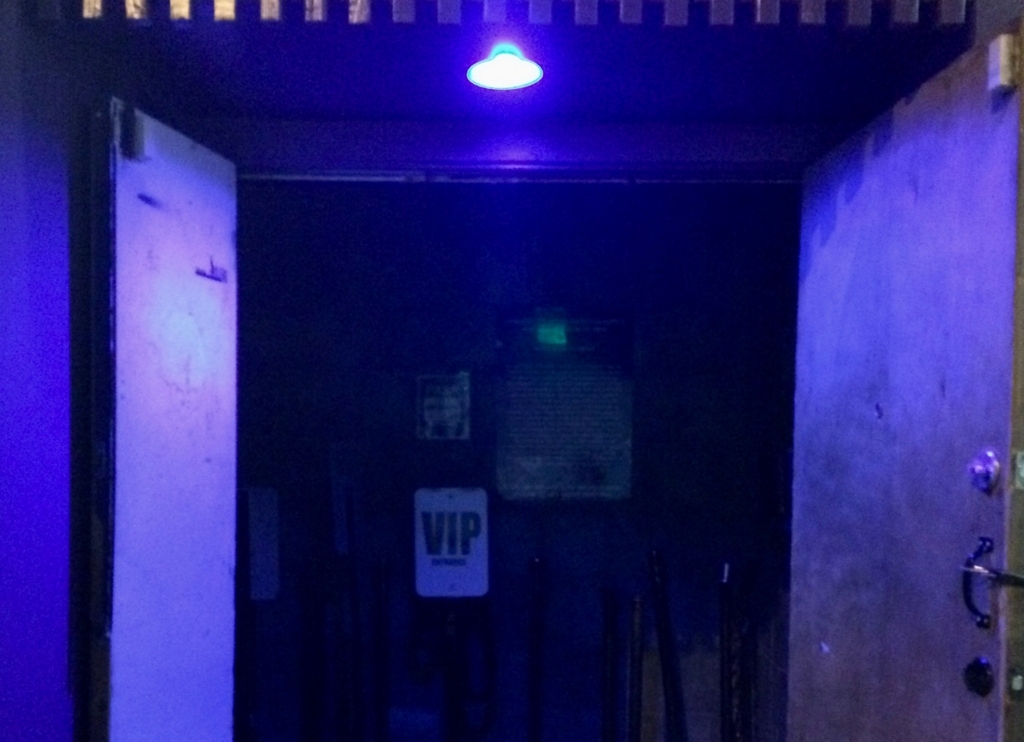 Ginzaの入り口は少しアングラで不安になる f:id:gomao2699:20180102151030j:plain