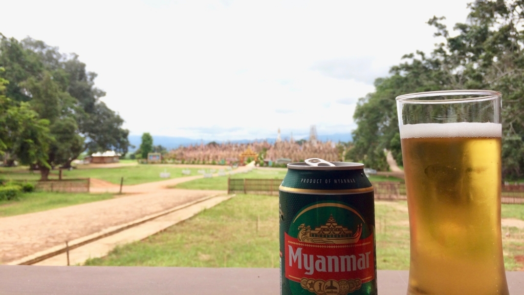 カックー遺跡のレストランでミャンマービール f