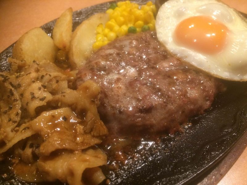 焼肉とハンバーグの盛り合わせ
