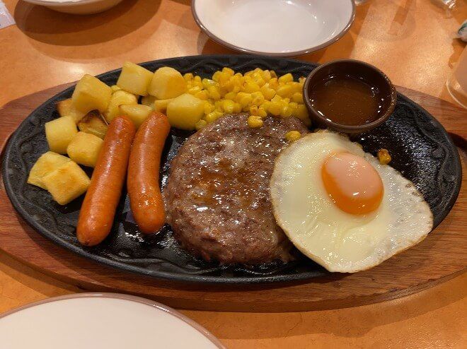 チョリソーとハンバーグの盛り合わせ