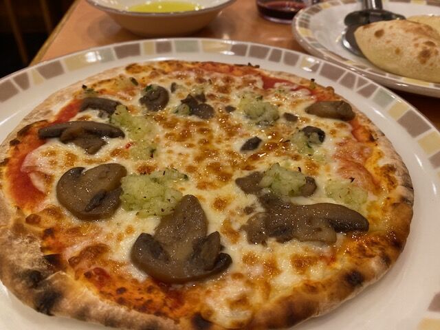 野菜ときのこのピザ