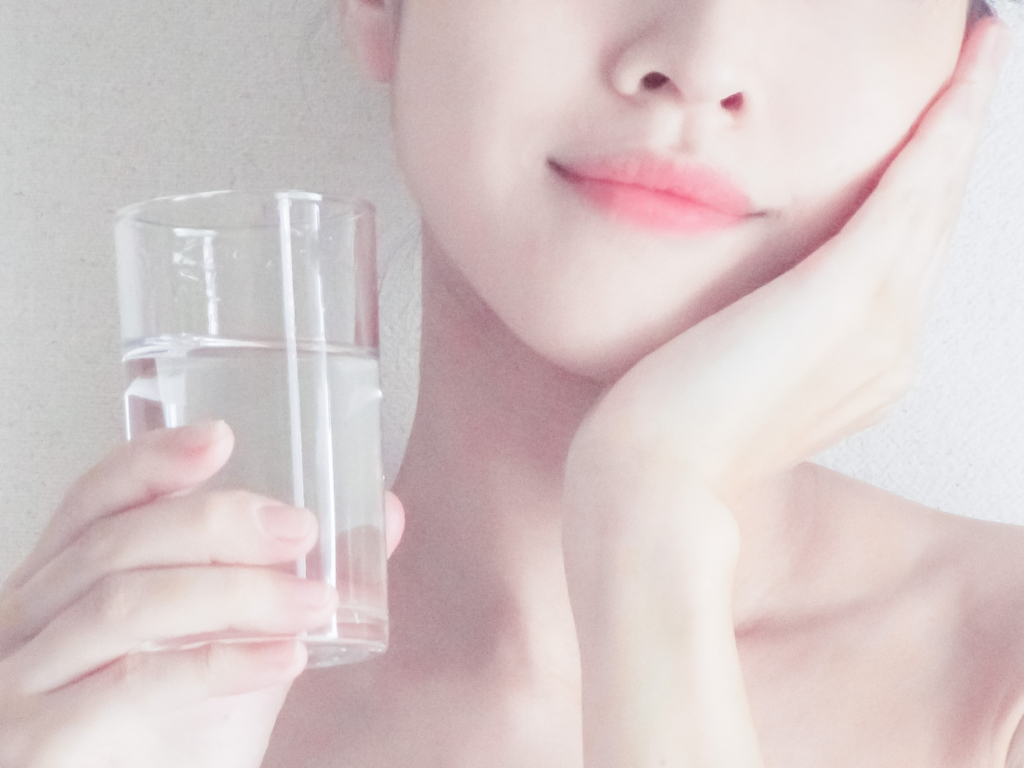 肌が白い女性の画像