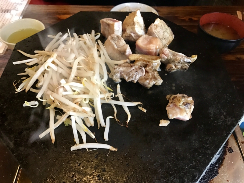 溶岩プレートで肉を焼く