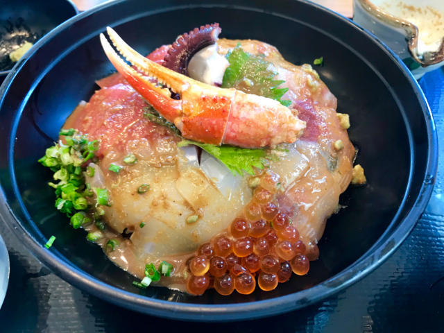 海鮮丼にゴマダレをかけた様子