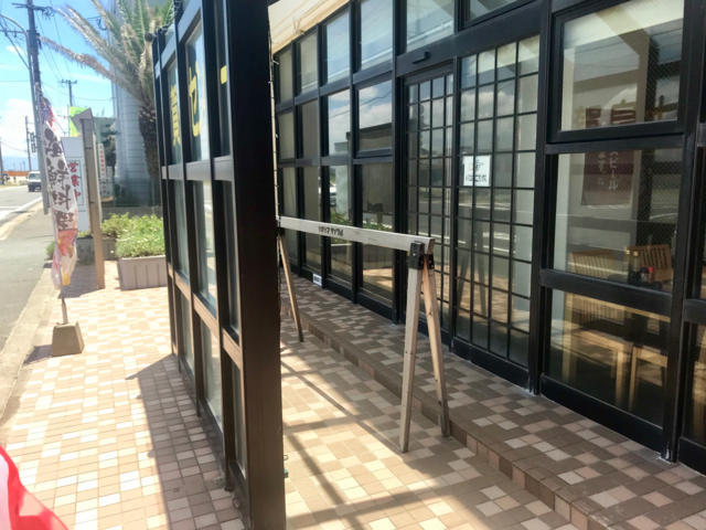 店の外側に設置されているサイクルラック