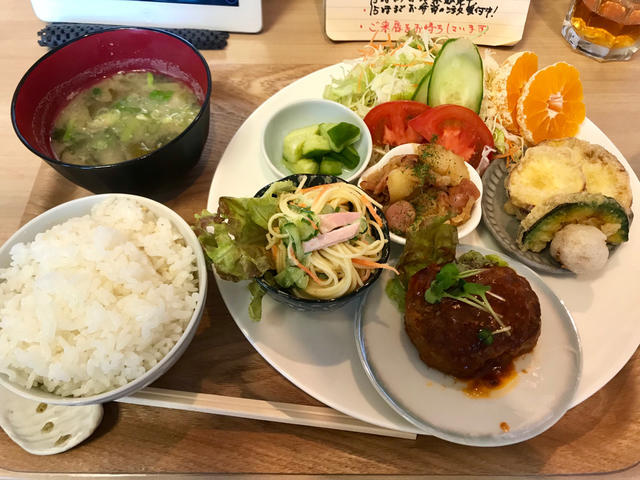 煮込みハンバーグがメインの本日のベジタブルランチ