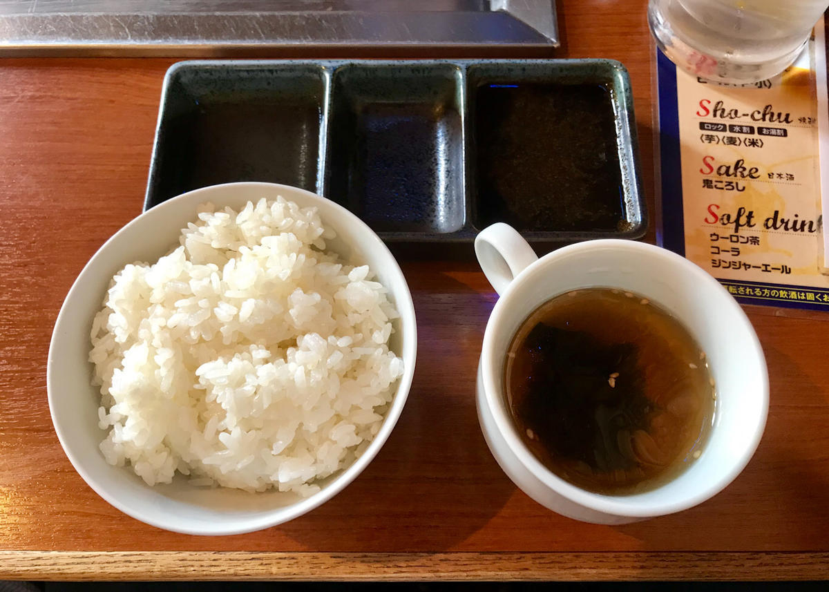 タレとご飯とスープ